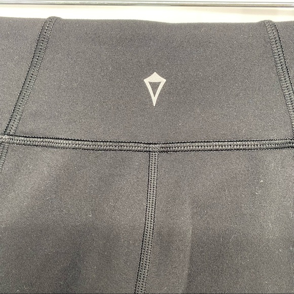 Ivivva by Lululemon Girls cropped Leggings with Mesh Detail - Picture 5 of 6
